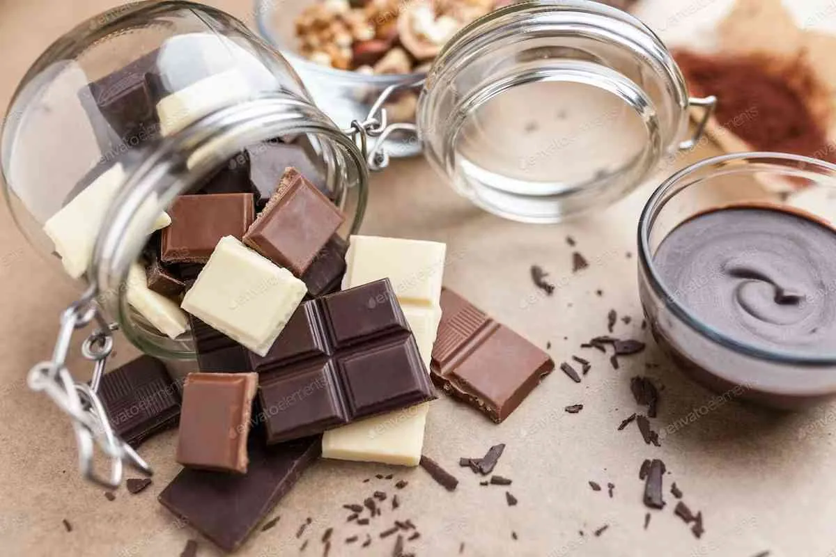 Witte, melk- en pure chocoladestukjes in glazen pot