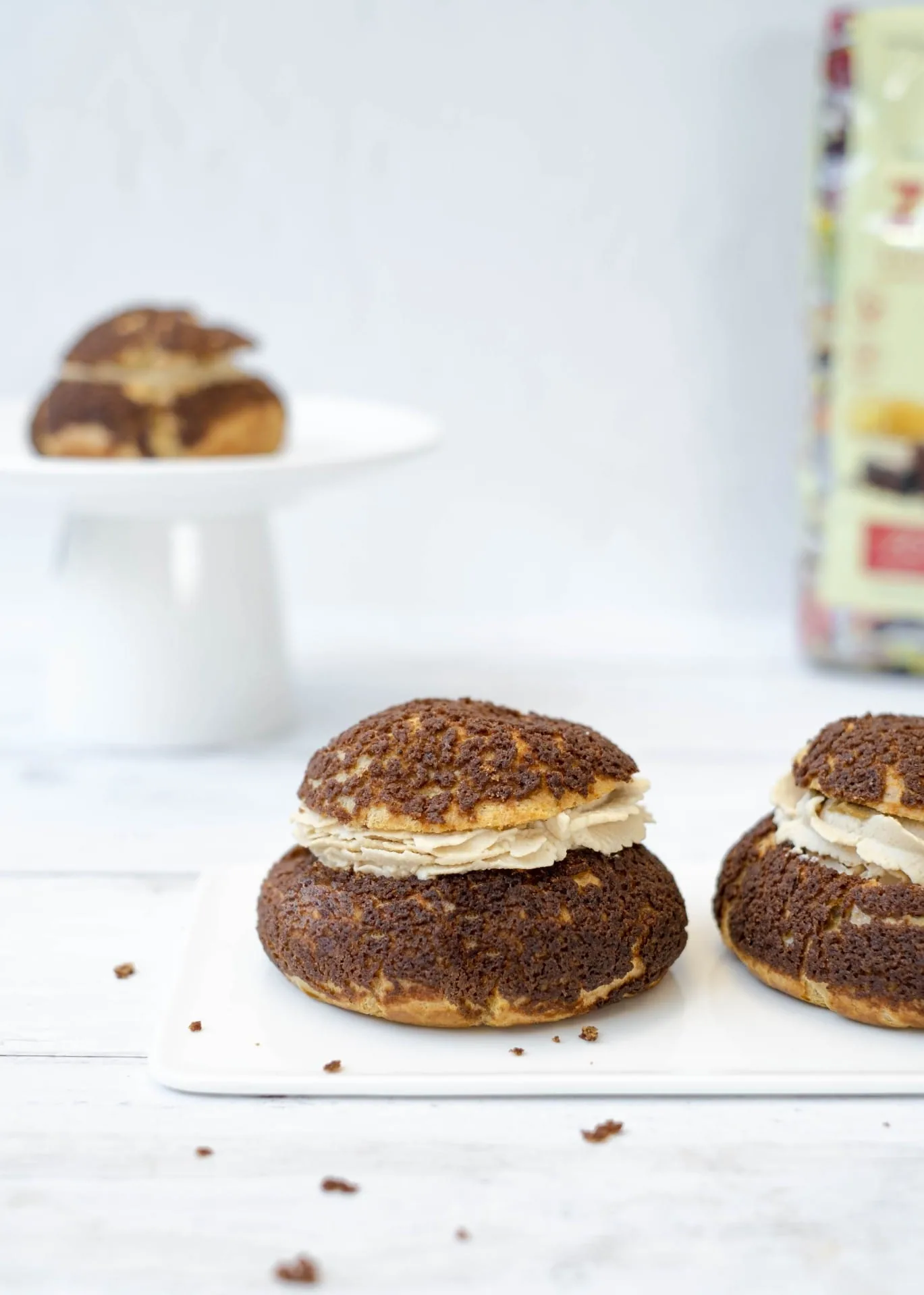 Mocha cakes with a crispy coating