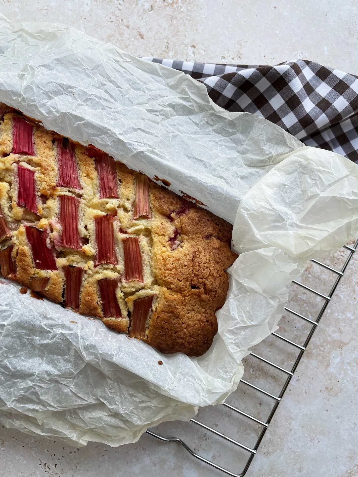 Gâteau à la rhubarbe, aux fraises et aux amandes