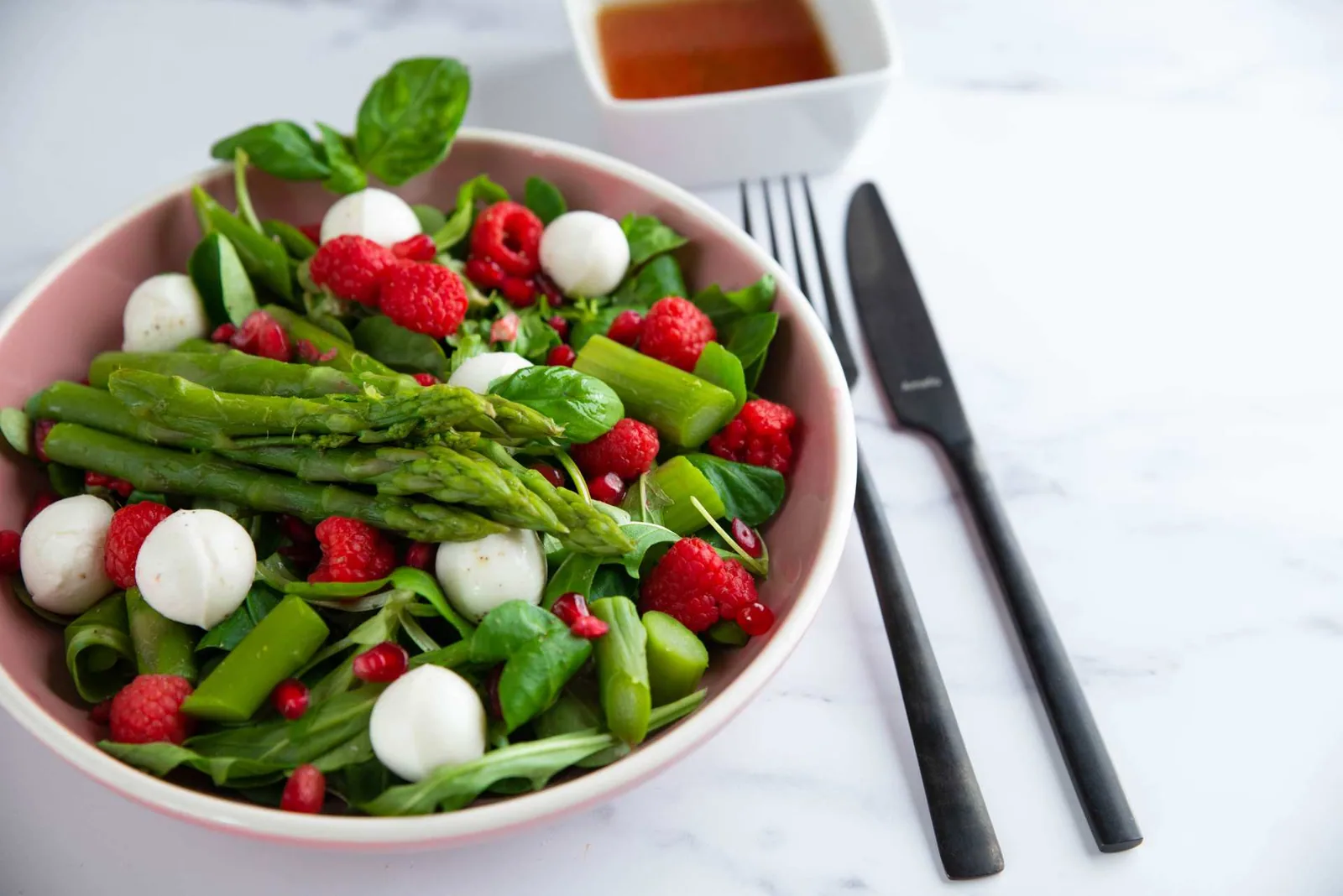 Salade d’asperges vertes, framboises et vinaigrette à la grenade