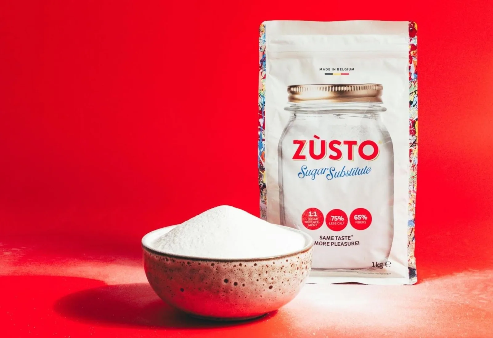Zùsto suikervervanger verpakking met kopje Zùsto ernaast tegen rode achtergrond