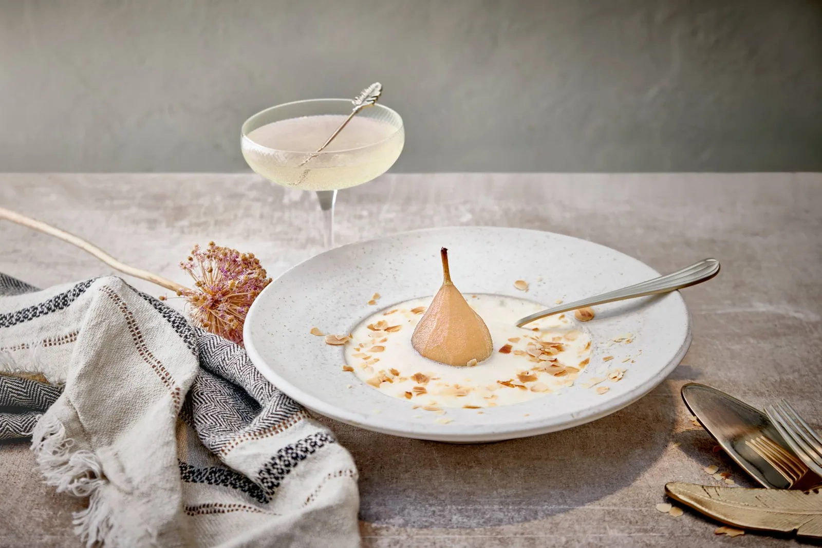 Gepocheerde peer met champagnesabayon